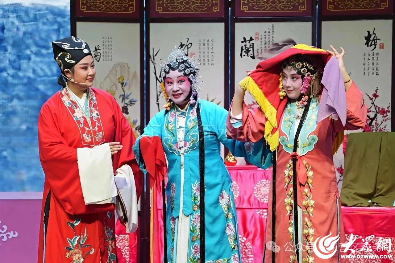 除夕“借年” 台下“较劲”！记者探班《借
